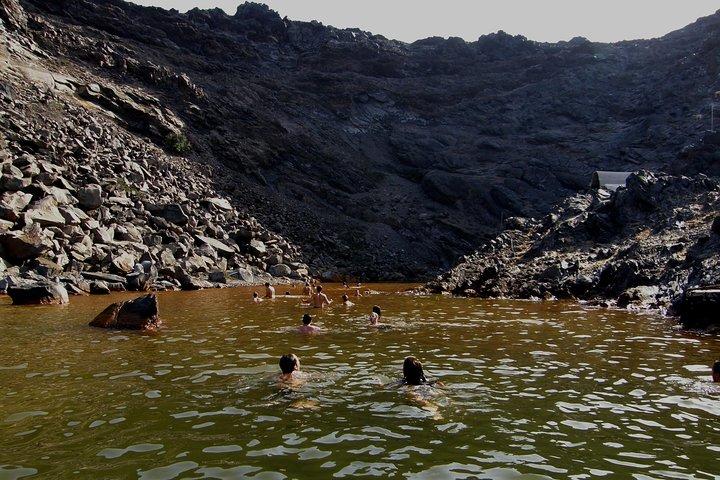Visite privée : excursion au volcan de Santorin, y compris les sources d'eau chaude