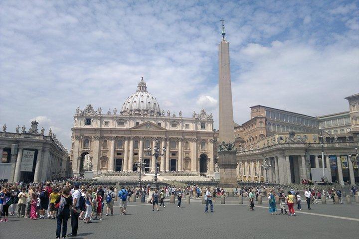 Roma destaca tour privado de un día en minivan Mercedes