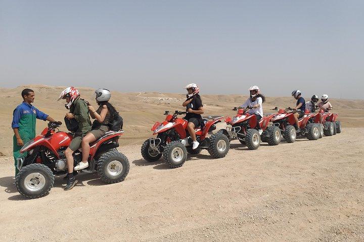 Quad nel deserto roccioso di Agafay