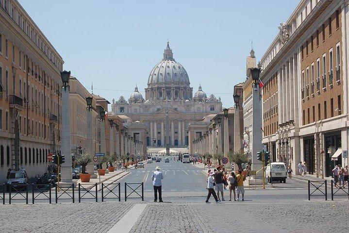 De Civitavecchia a Roma: visita privada VIP del Vaticano, fuentes y plazas