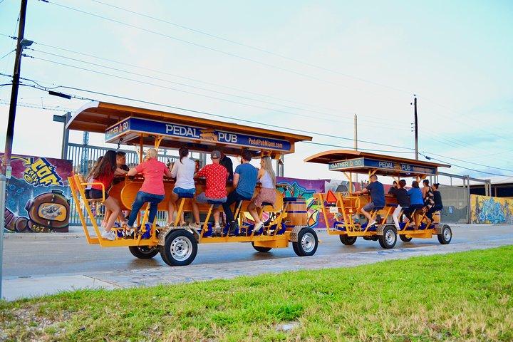 Miami Pedal Pub : Wynwood Arts District Party Bike Pub Crawl (マイアミ・ペダル・パブ)