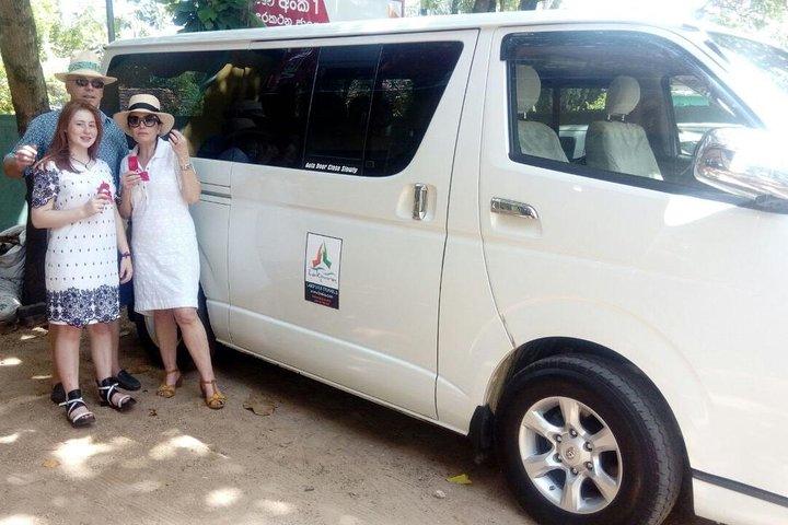 Vom Flughafen Colombo (CMB) zu den Island Hostels, privater Transfer zum Mount Lavinia