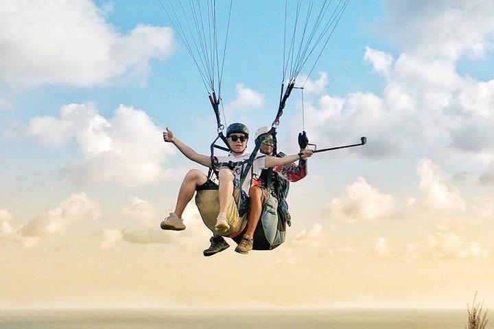 Parapente no penhasco Bali Nusa Dua com fotos e vídeos gratuitos
