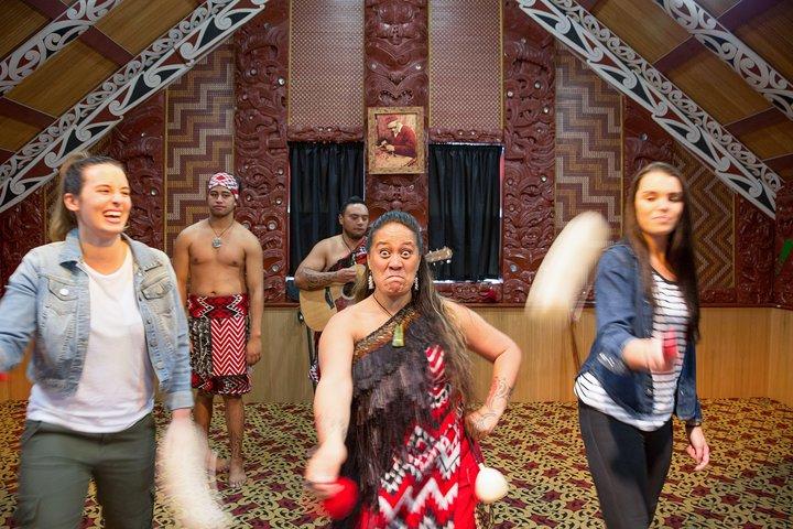 Excursão privada de luxo de Auckland ao set de filmagem Hobbiton e Rotorua para casais