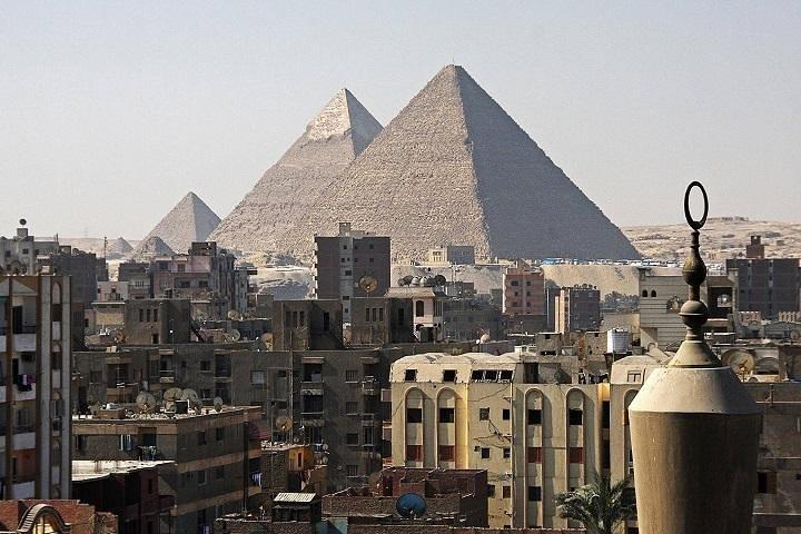 Piramidi del Cairo e Museo da Hurghada in volo