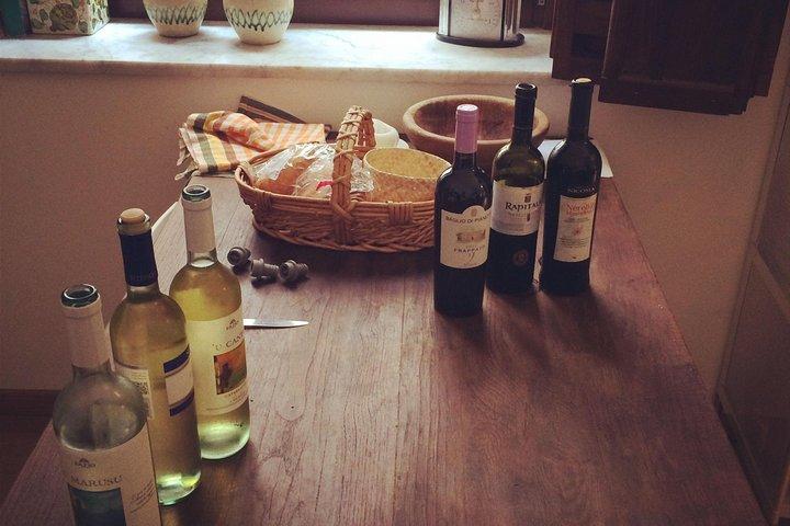 Degustação de vinhos e queijos sicilianos em Palermo