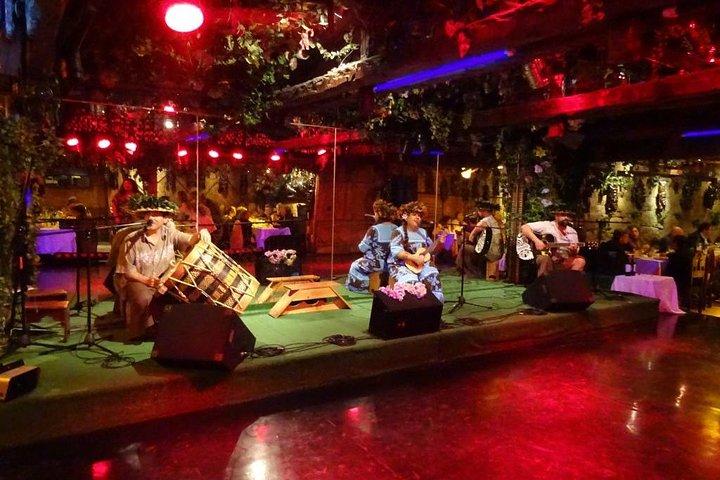 サンティアゴ：バリハイディナー＆ショー、送迎、ワイン補充