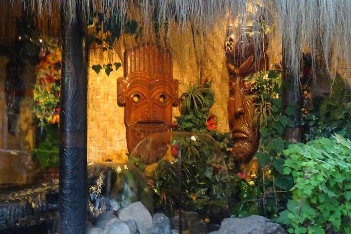 サンティアゴ：バリハイディナー＆ショー、送迎、ワイン補充