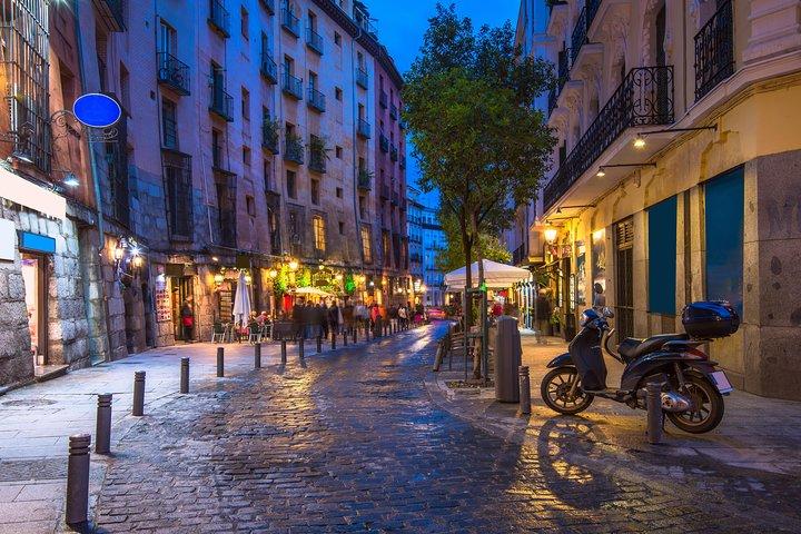 Excursión privada nocturna a pie por Madrid con tapa y bebida