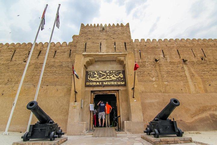 Tour della città di Dubai con cena combinata con crociera serale in sambuco