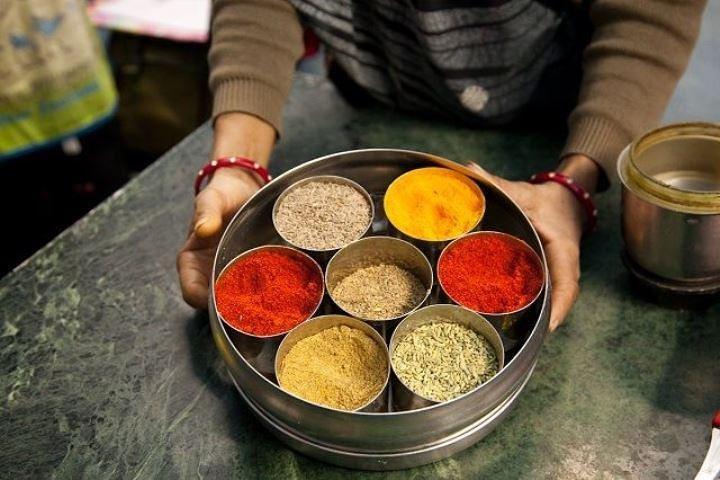 地元の家族でインド料理を体験する