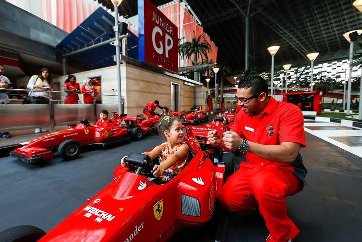 ドバイからのフェラーリ・ワールド・エントリー・チケット（ホテルからの送迎付き）