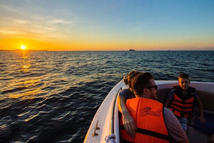Excursión privada al amanecer de Phang Nga en barco privado