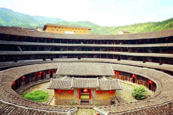 Hin- und Rücktransfer zwischen dem malerischsten Chuxi Tulou Cluster und Xiamen