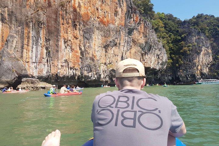 Canoë de mer de Phang Nga par grand bateau