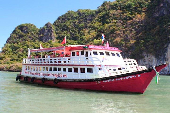 Canoë de mer de Phang Nga par grand bateau