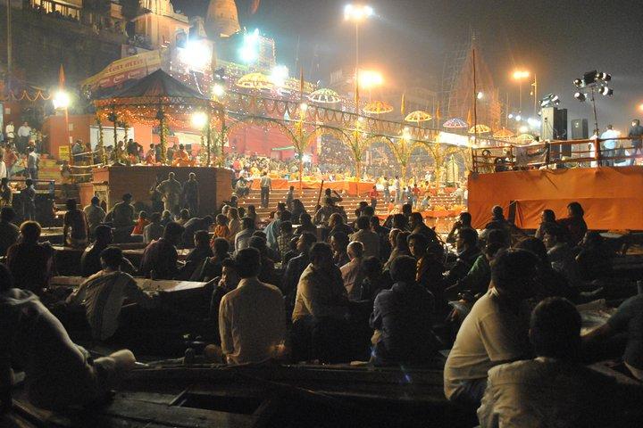 Cerimônia privada à noite Aarti com comida de bazar e de rua