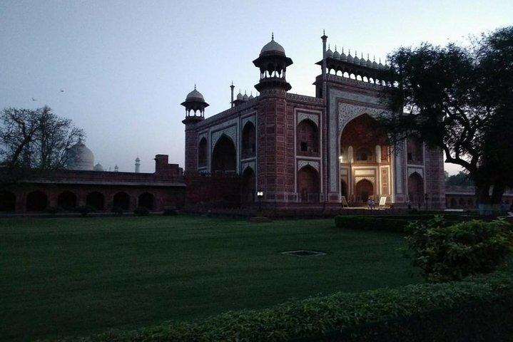 Sonnenaufgangstour durch Taj Mahal mit Guide