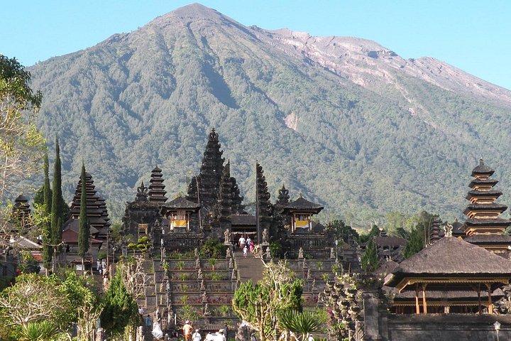 バリスイングとランチでバリ島のマザーテンプルと天国の門を訪れる