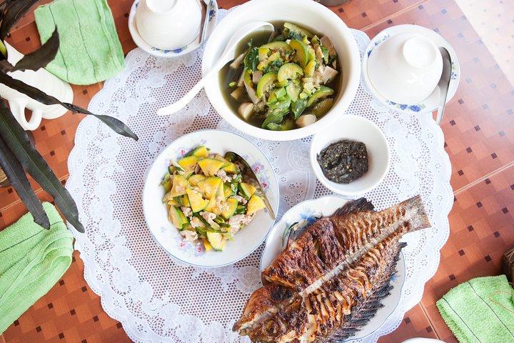 Tour de Mercado Tradicional e Aula de Culinária Laosiana Privada com um Local