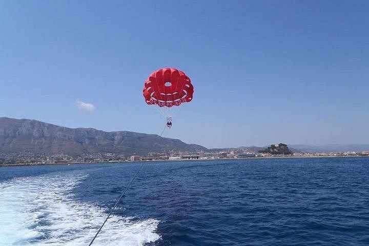 Parasailing desde el puerto de Denia