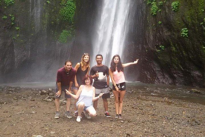 Explorando el pueblo de Munduk (cascadas, terraza de arroz, casa tradicional local)