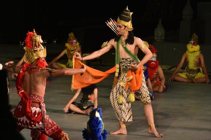 Rendimiento del ballet de Ramayana en el templo de Prambanan con cena