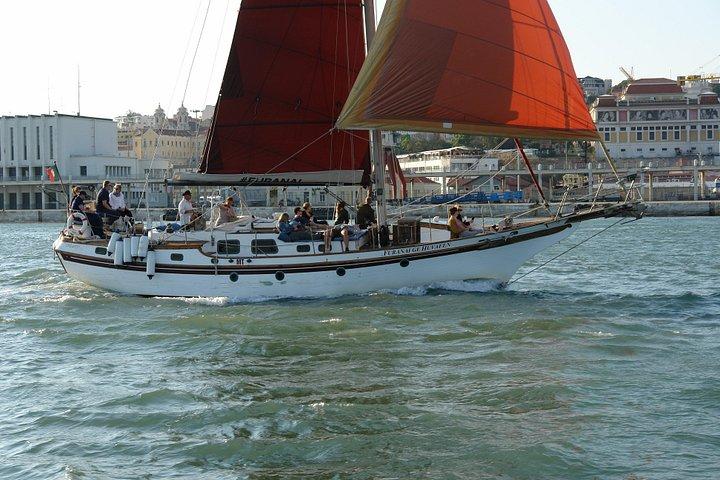 Tagus River - ヴィンテージヨットのプライベートツアー
