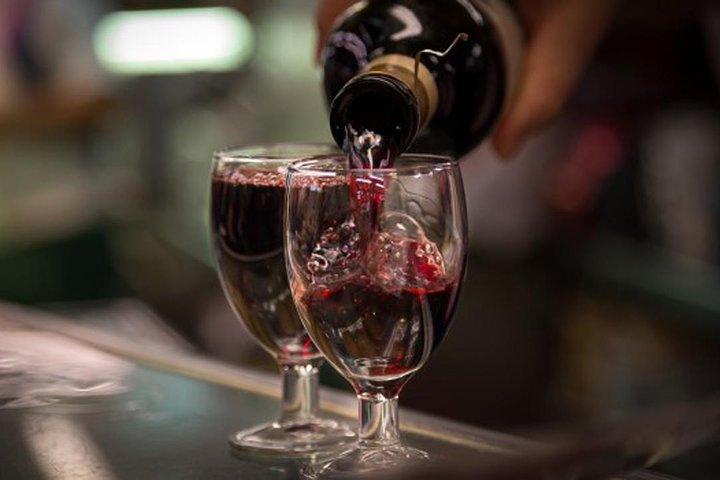Madrid Local's Wein- und Tapas-Mittagessentour mit einer Prise Geschichte