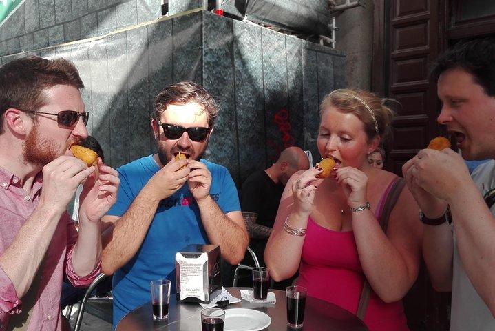 Tour de vino y tapas de Madrid Local con un lado de la historia