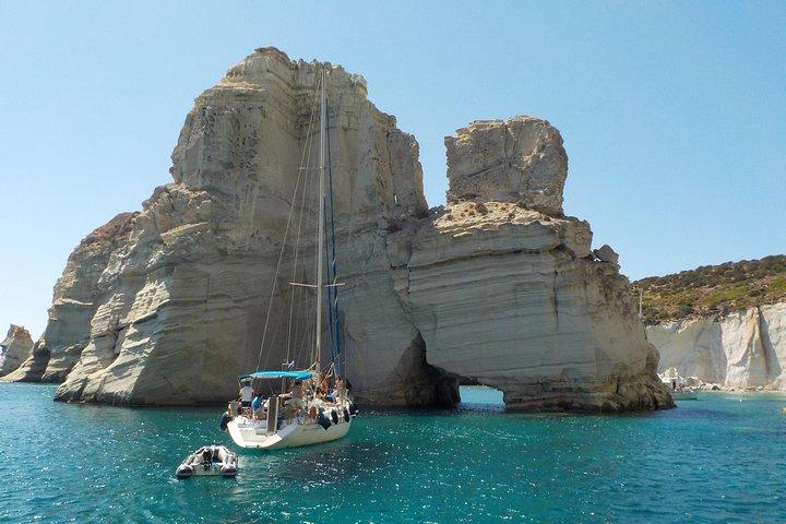 Runde von Milos und Poliegos Segelboot Schnorcheltour