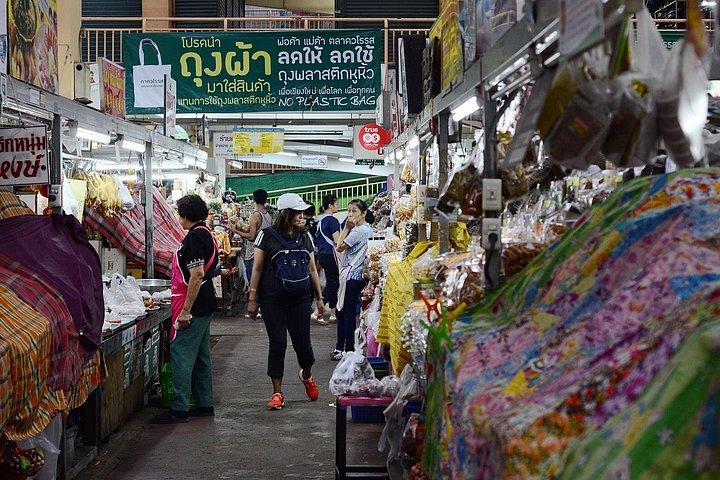 おはようチェンマイ。朝市を訪れる-屋台の食べ物を試して-ユニークな寺院を訪れる