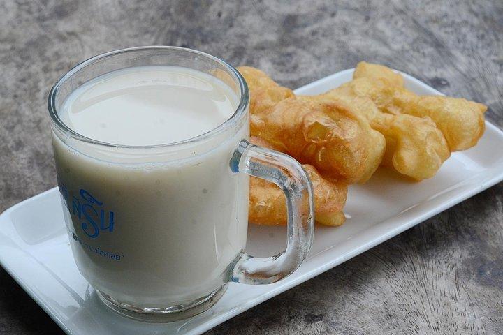 おはようチェンマイ。朝市を訪れる-屋台の食べ物を試して-ユニークな寺院を訪れる