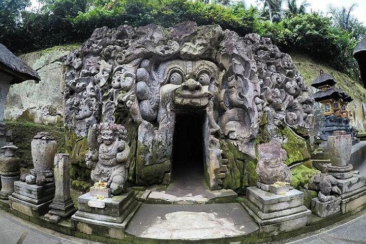 バリ島の聖地を巡る：グヌン・カウィとティルタ・エンプルツアー