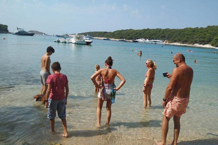 スプリトとブラチ発の豪華な青の洞窟、フヴァル島、ヴィス島のボート ツアー