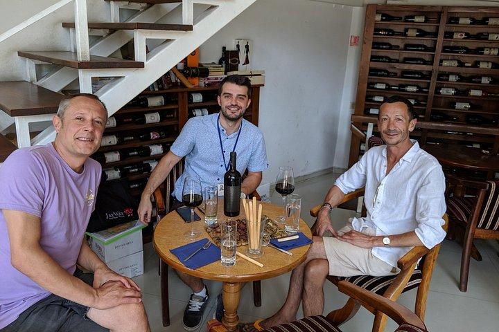 ブカレストの伝統：村の博物館とワイン試飲ツアー