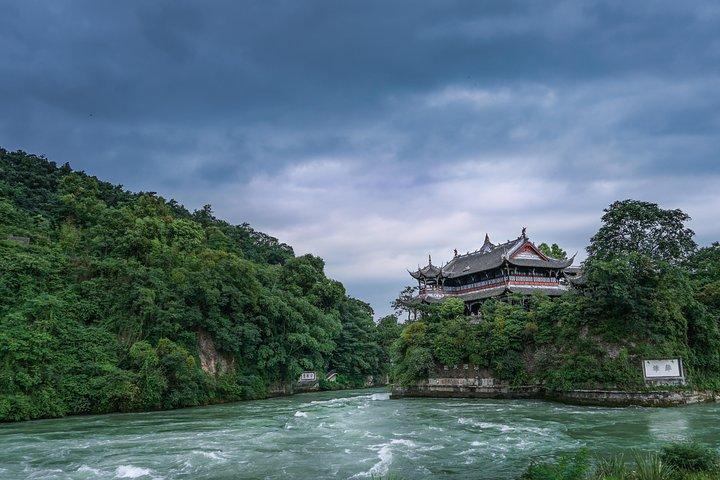 Dujiangyan灌漑システムとSanxingdui中国の「ピラミッド」博物館Day-Trip