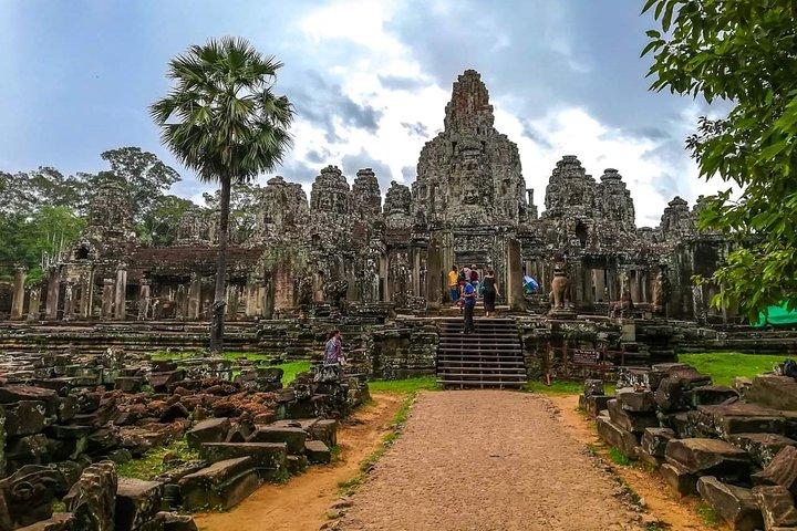 Small-Group Angkor Wat Sunrise Tour with Breakfast