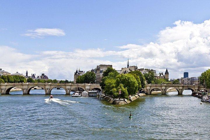 Geführte Sightseeing-Bootsfahrt auf der Seine in Paris mit „Vedettes du Pont Neuf“