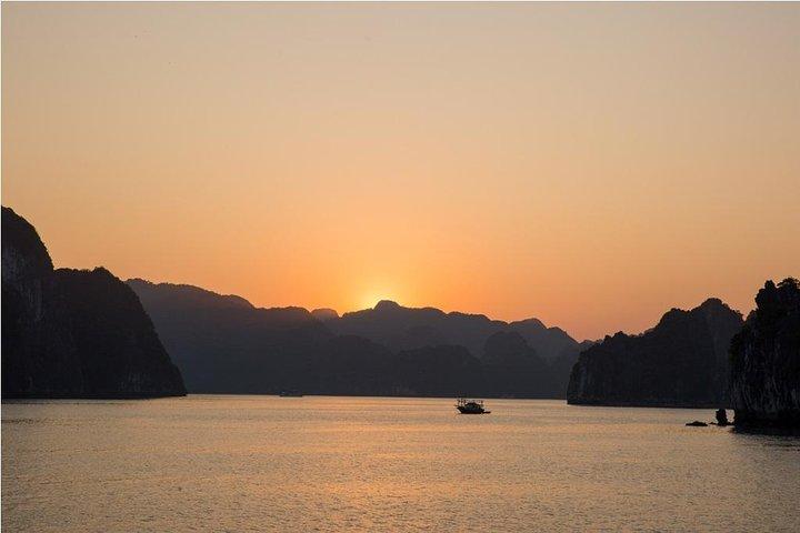 Excursión de un día a Halong: coche privado + crucero compartido de 4 horas.