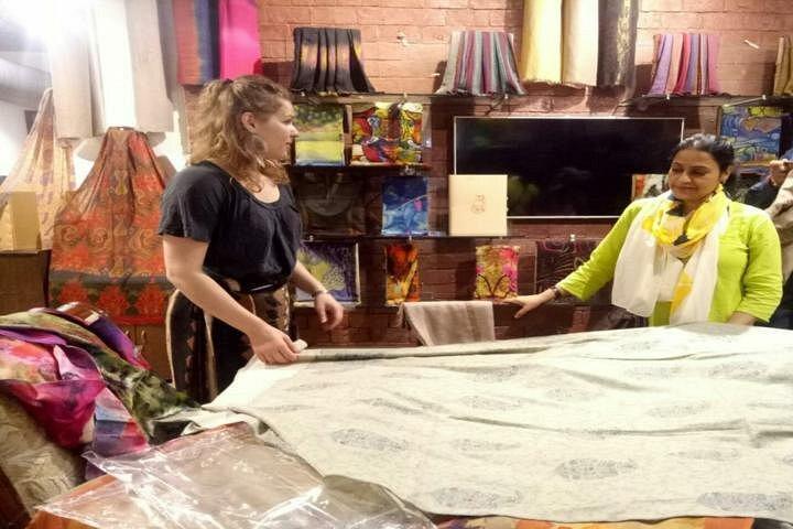 女性コンサルタントとのプライベートカスタマイズデリーショッピングツアー