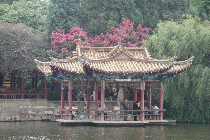 昆明クラシック ツアー: 大関パビリオン、円通寺、緑湖公園