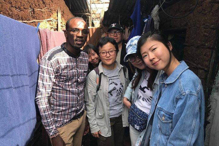 Visite quotidienne mémorable des bidonvilles de KIBERA / du marché de Toi avec les habitants (2 heures)