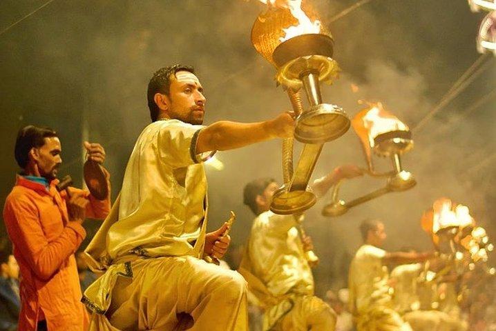Varanasi: Privé voedseltour met Ganga Aarti-ceremonie