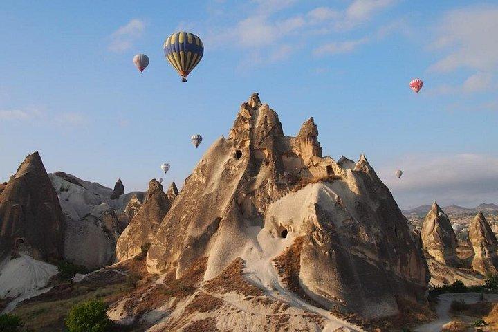 カッパドキアのフェアリーキミニーズ上空のバルーンツアー。