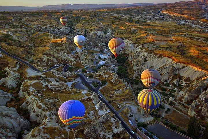 Excursión en globo aerostático a Capadocia por Fairychimneys