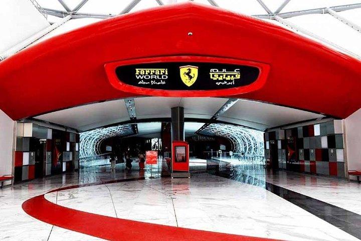Entrada sin colas a Ferrari World con recogida y devolución