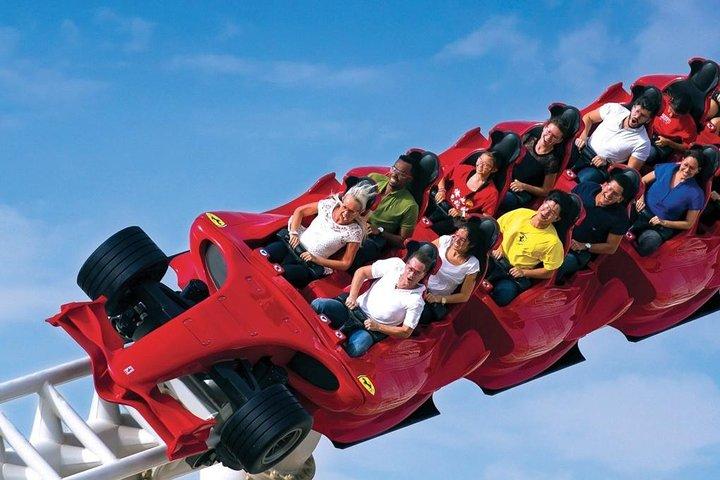Entrada sin colas a Ferrari World con recogida y devolución