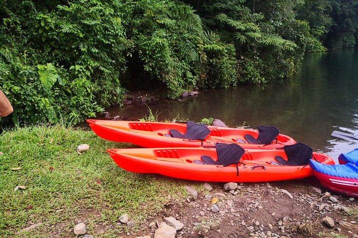 Kajakpaddling och varma källor med lunch på Arenal Volcano från San Jose