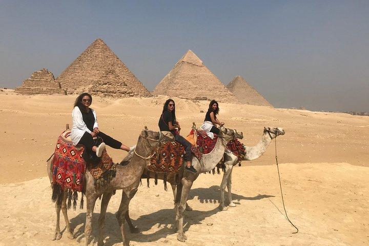 Excursão turística de um dia às pirâmides, museu egípcio e bazar